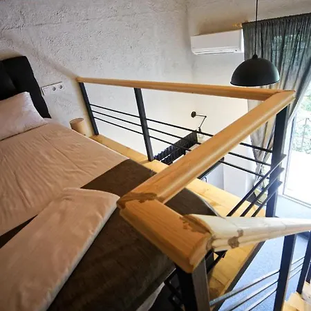 Mezzanine מלון 2*