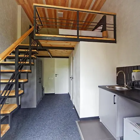 Mezzanine מלון