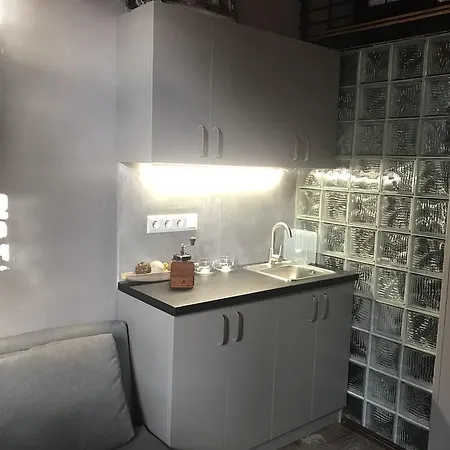 Mezzanine מלון