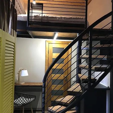 Mezzanine מלון 2*